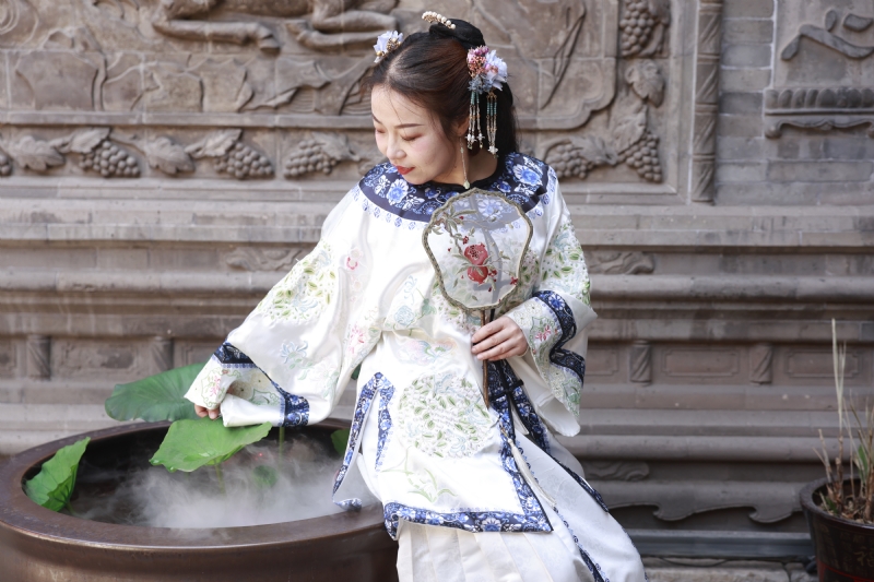 认真的雪的第一张照片--太原王婆说媒